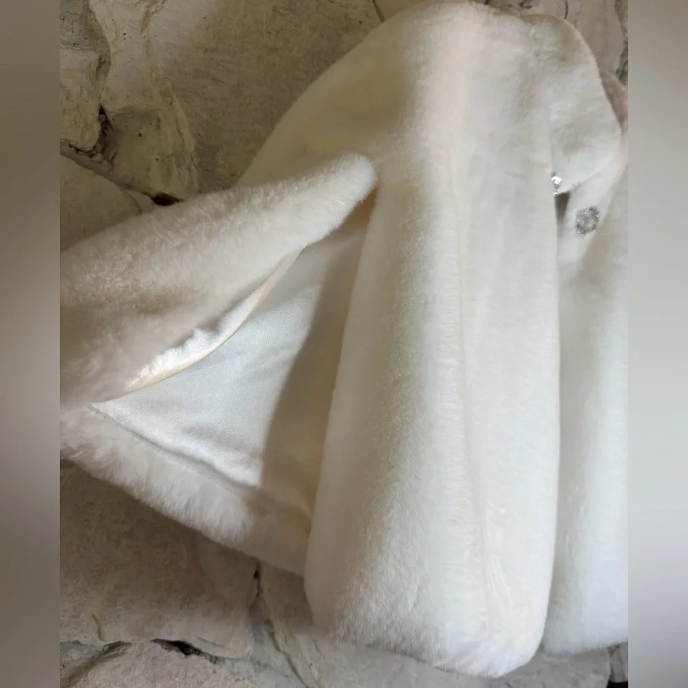 Women’s Elegant White Faux Fur Bridal Cape w/Brooch Accents, One Size Fits Most - Picture 3 of 10